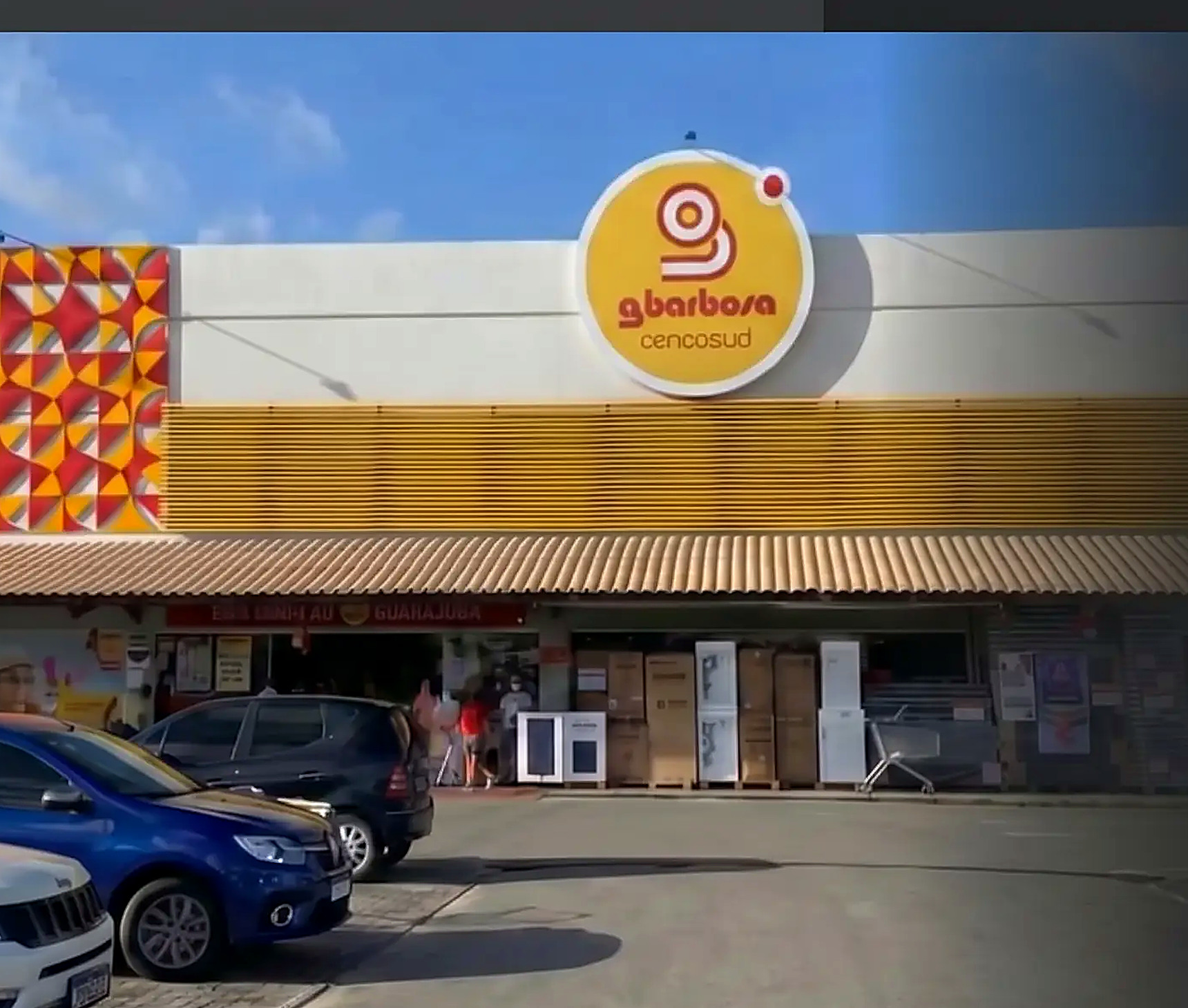 Fachada do supermercado G Barbosa em Guarajuba (BA), retrofit de iluminação executado pela Grassi