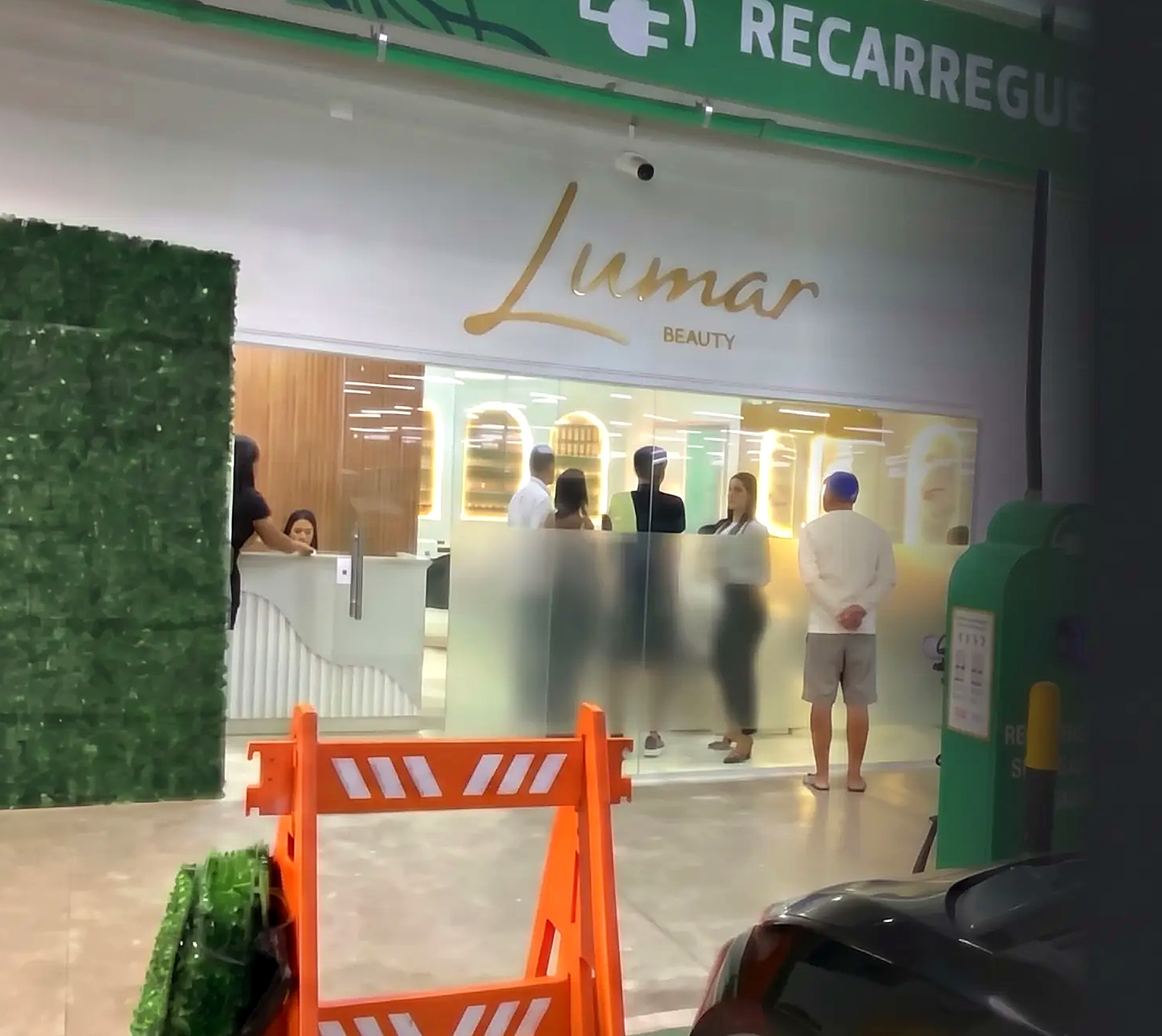 Entrada da loja Lumar Beauty em Salvador (BA), projeto multidisciplinar de instalações da Grassi